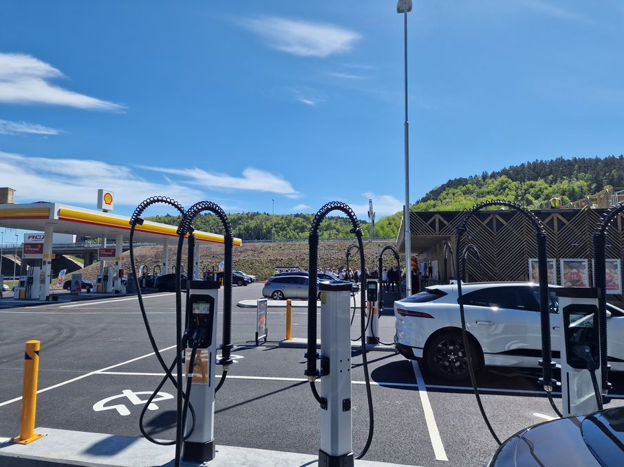 The first project in this collaboration was St1’s new 24-hour operating energy station featuring 16 of Kempower’s high power charging points.