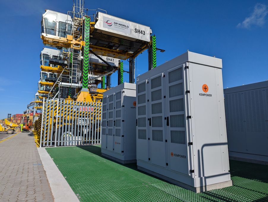 Kempower equips DP World London Gateway with eight liquid-cooled charging Satellites, eight 550 kW Power Units, and the Kempower ChargEye charging management system.