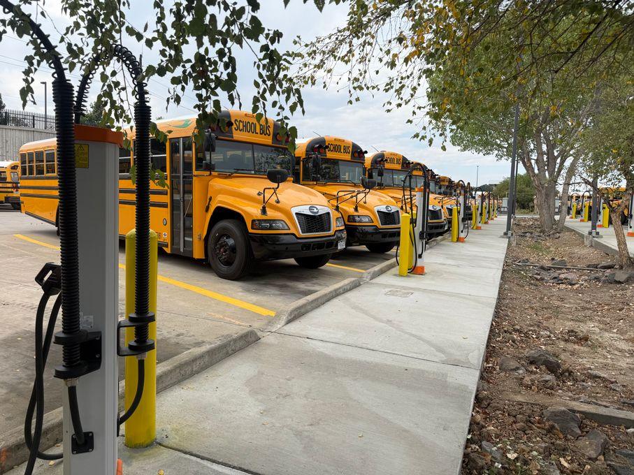 Kempower, a leading provider of DC fast-charging solutions for electric vehicles, is supporting Denver Public Schools’ growing electric school bus fleet with new charging infrastructure at the district’s Hilltop Bus Terminal in Colorado.