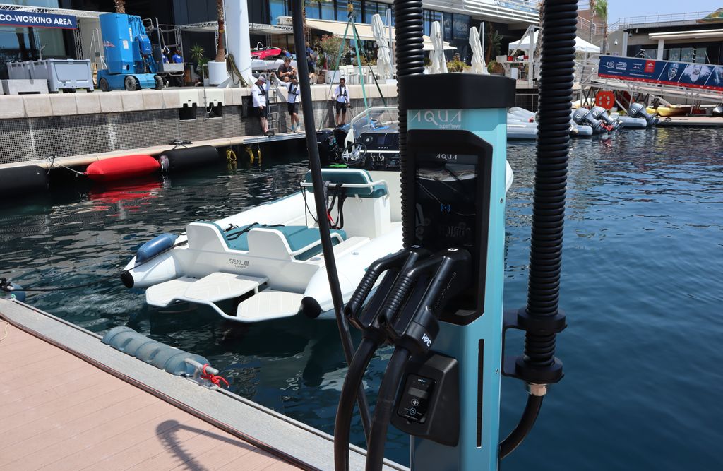 The marina is equipped with the Kempower Satellite charging system.