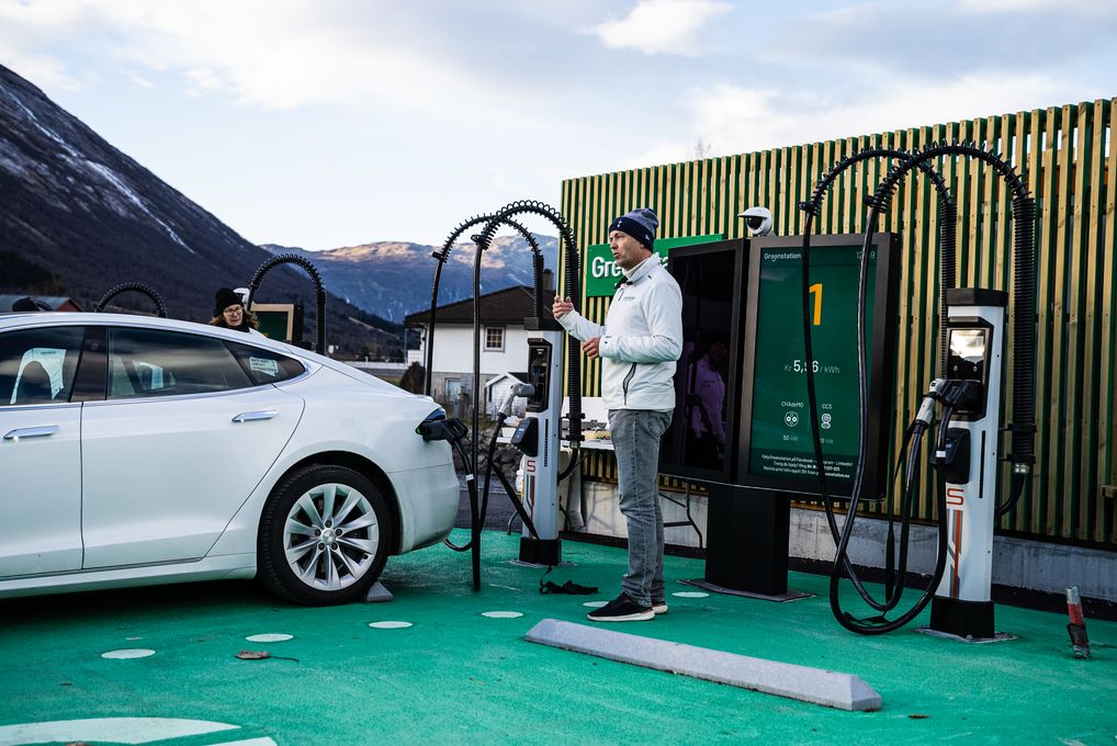 Leading rapid EV charging technology provider Kempower has supplied its DC fast-charging solutions for Greenstation’s second charging station, which has opened in Byrkjelo, Norway. Roar Nygaard, Greenstation, in the  opening.