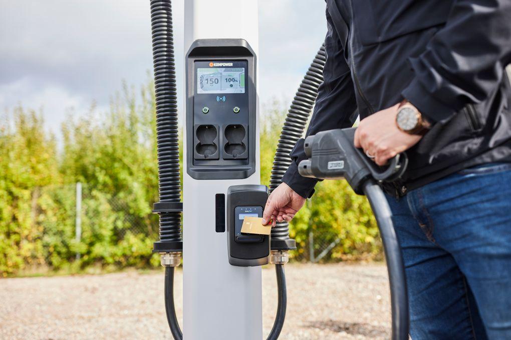 AFIR also establishes common technical standards and ensures payment flexibility for users. All charging stations must allow easy payment via cards or contactless devices.