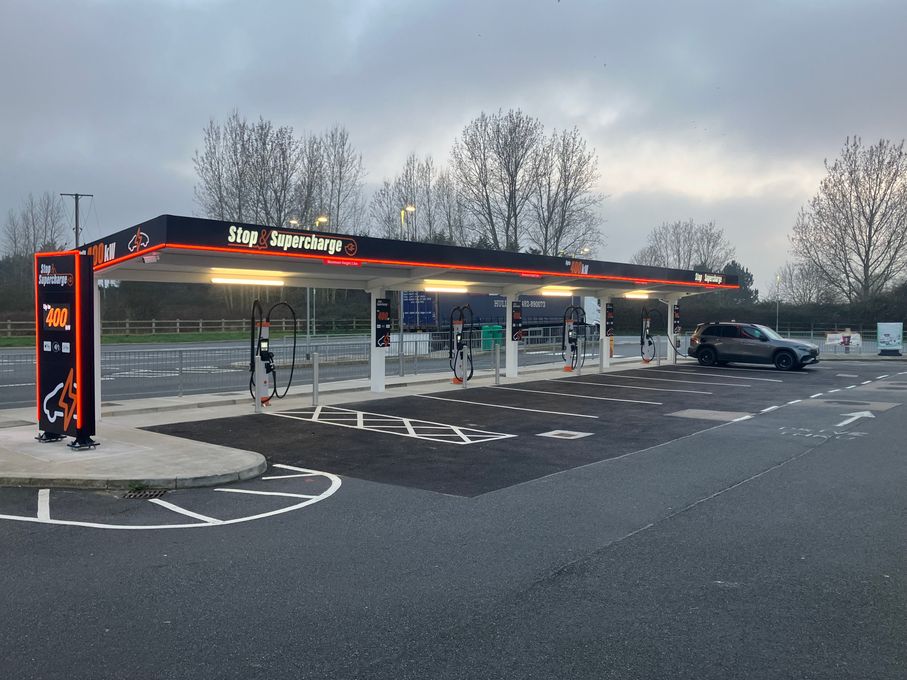 The Astwick site, located on the A1 northbound near Hitchin in Hertfordshire, features four Kempower Double Satellites, providing eight CCS2 connection points.